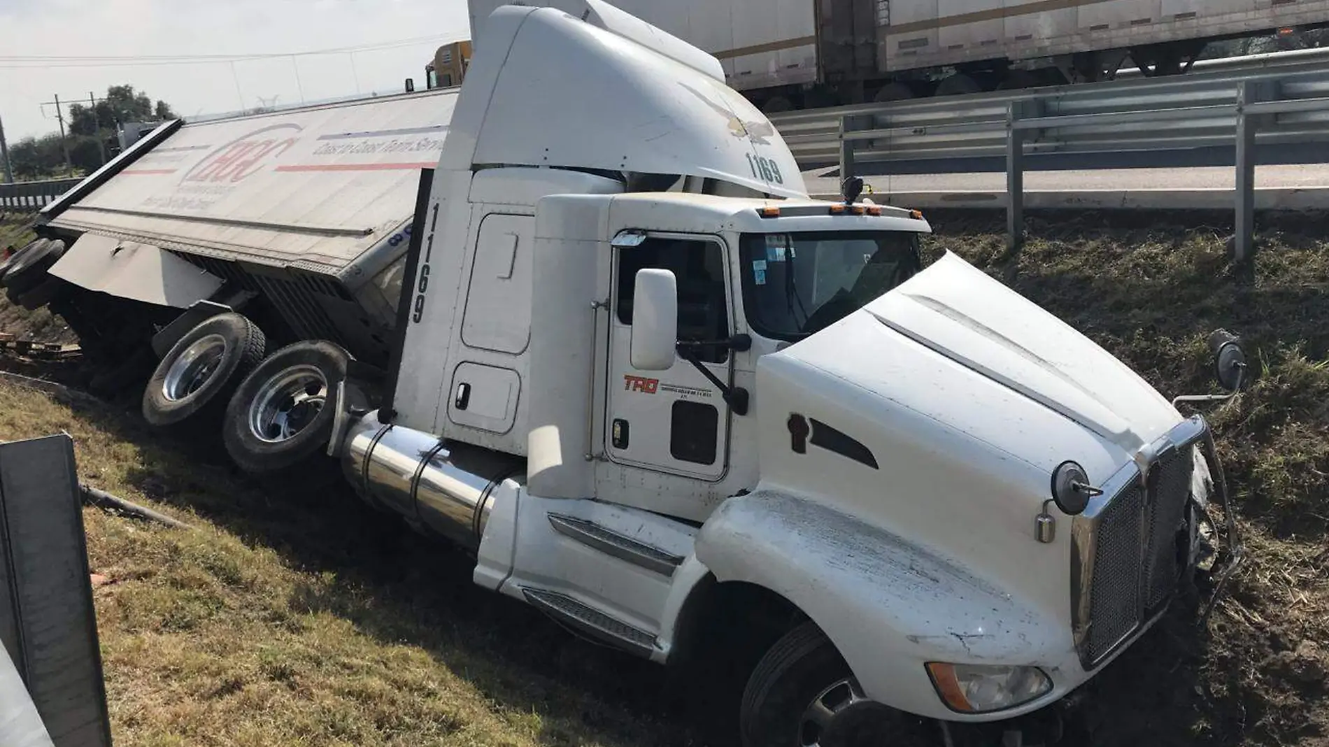 el trailer volco y quedo a un costado de al carretera